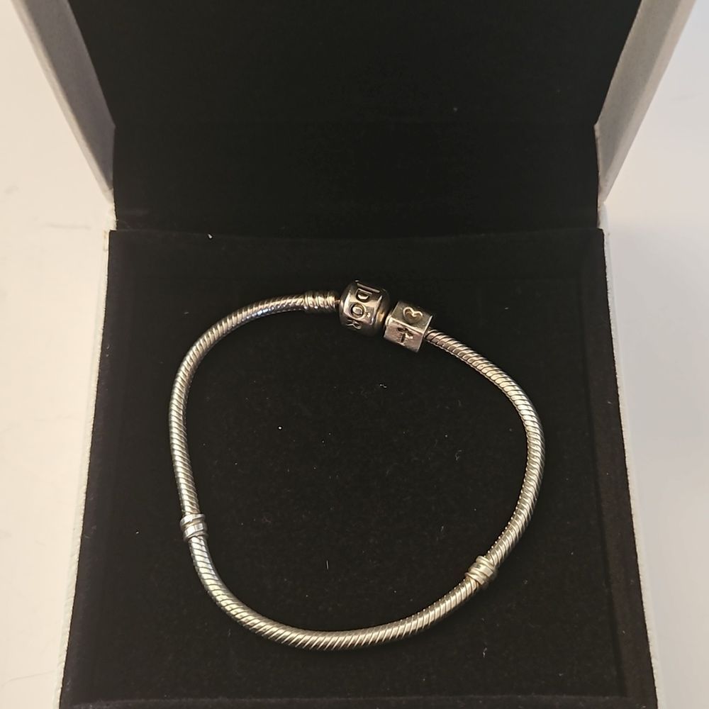 Authentic Pandora clasp charm bracelet. Size 7.5" Box and bag included🙏🙌OBO👍